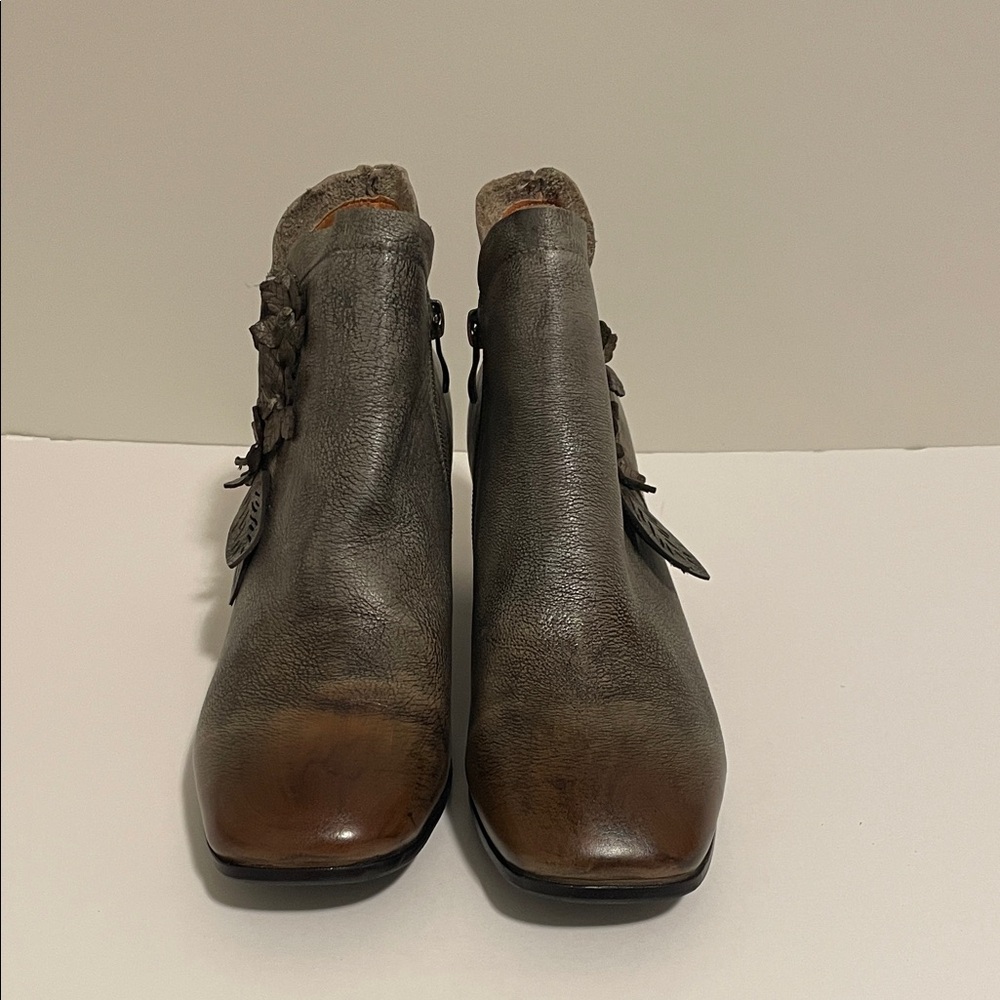 L'ATISTE Gray and Brown Heeled Boots Spring Step Unigue With Ornate Design NWOT